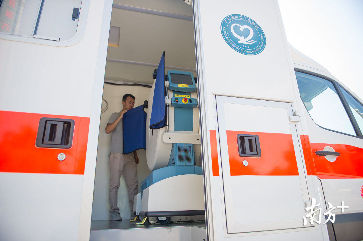 救護(hù)車(chē)上即可溶栓！華南首臺(tái)移動(dòng)CT救護(hù)車(chē)亮相