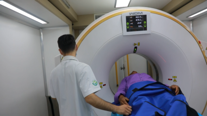 寧波援疆醫(yī)生把診室搬到了村民的家門(mén)口 移動(dòng)CT車(chē)